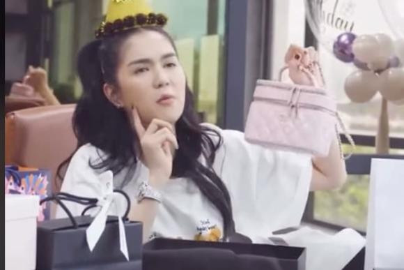 Ngọc Trinh "đập hộp" quà sinh nhật khiến ai nấy phải xuýt xoa - Hình 4 Ngoc Trinh