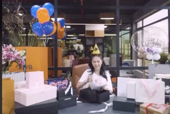 Ngọc Trinh "đập hộp" quà sinh nhật khiến ai nấy phải xuýt xoa - Hình 3 Ngoc Trinh
