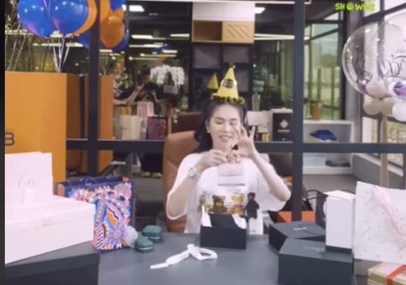 Ngọc Trinh "đập hộp" quà sinh nhật khiến ai nấy phải xuýt xoa - Hình 7 Ngoc Trinh