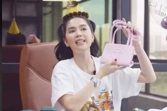 Ngọc Trinh "đập hộp" quà sinh nhật khiến ai nấy phải xuýt xoa Ngoc Trinh
