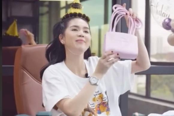 Ngọc Trinh "đập hộp" quà sinh nhật khiến ai nấy phải xuýt xoa - Hình 2 Ngoc Trinh