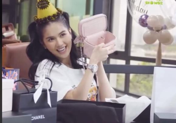 Ngọc Trinh "đập hộp" quà sinh nhật khiến ai nấy phải xuýt xoa - Hình 6 Ngoc Trinh