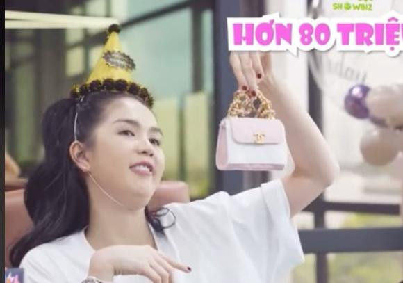 Ngọc Trinh "đập hộp" quà sinh nhật khiến ai nấy phải xuýt xoa - Hình 10 Ngoc Trinh