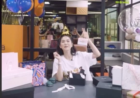 Ngọc Trinh "đập hộp" quà sinh nhật khiến ai nấy phải xuýt xoa - Hình 8 Ngoc Trinh