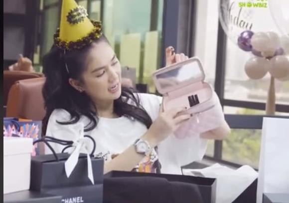 Ngọc Trinh "đập hộp" quà sinh nhật khiến ai nấy phải xuýt xoa - Hình 5 Ngoc Trinh