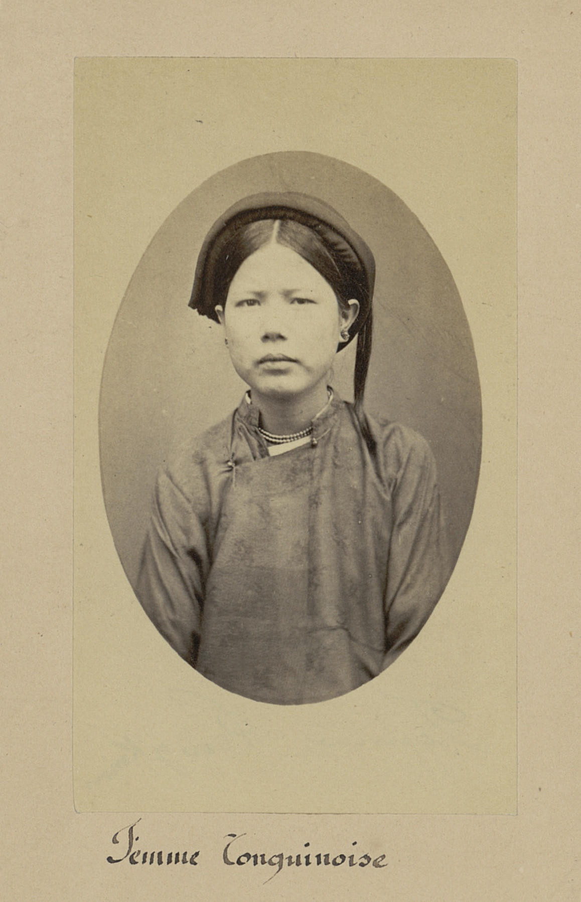 Ảnh chân dung (bán thân) một người phụ nữ ở miền Bắc.