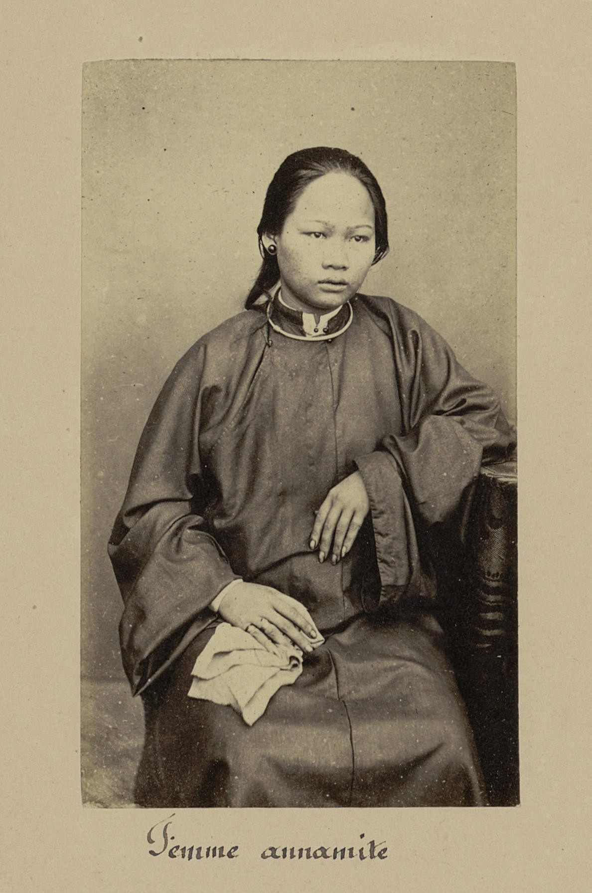 Émile Gsell đến Nam Kỳ vì nghĩa vụ quân sự, nhưng sau đó được giải ngũ khi ông được thuyền trưởng (capitaine de frégate) Ernest Doudart de Lagrée tuyển dụng trong đoàn thám hiểm sông Mê Kông (Commission d’exploration du Mékong) cùng trung úy (lieutenant de vaisseau) Francis Garnier năm 1866-1868. Ông là người đầu tiên chụp ảnh đền Angkor với các đoàn thám hiểm. Sau chuyến đi này, ông mở văn phòng nhiếp ảnh ở Sài Gòn, Gsell Photographie. Ảnh tiểu thư con một nhà giàu với trang phục lụa là bóng bẩy, cổ đeo kiềng bạc.