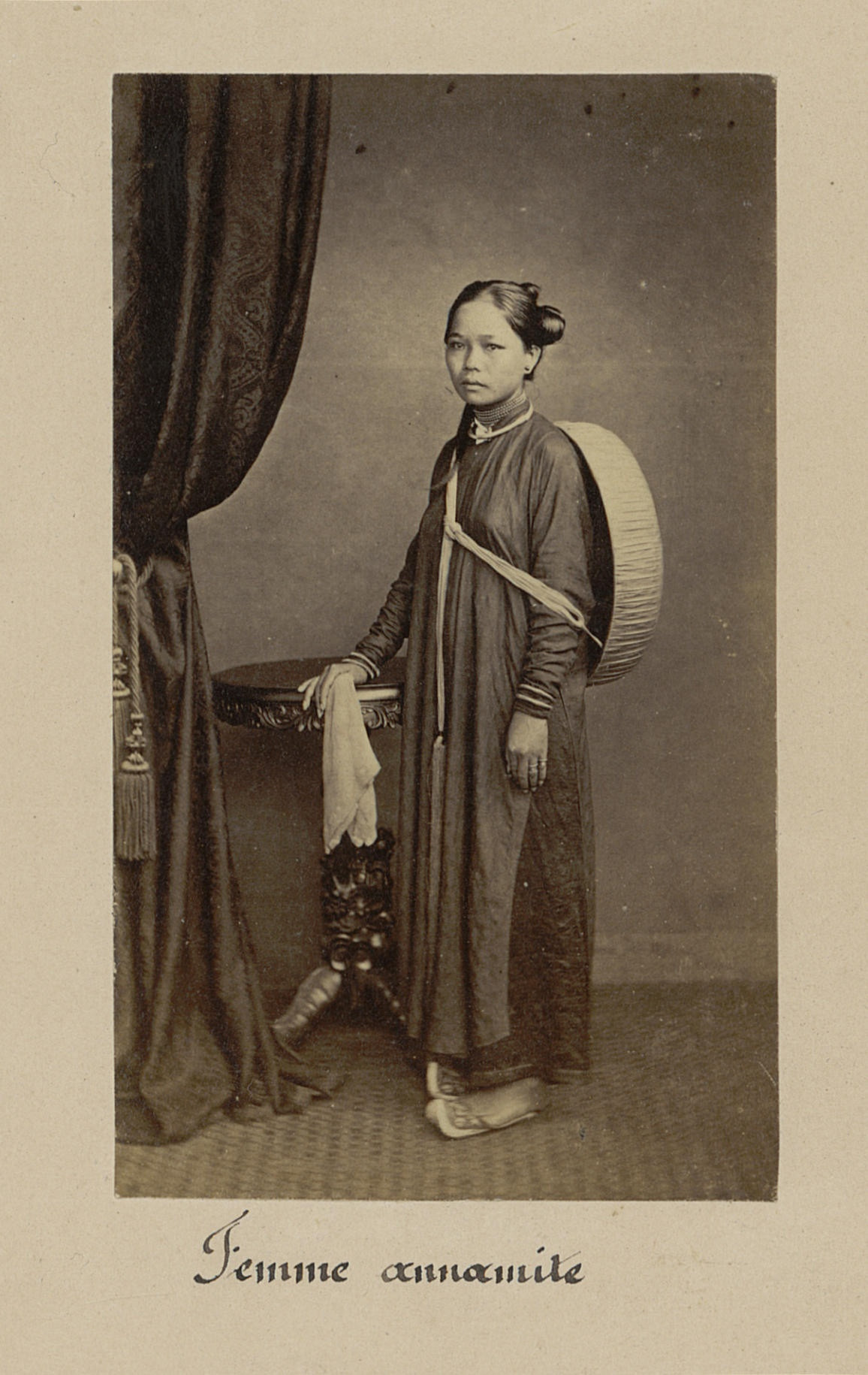 E. Gsell mất vào ngày 16/10/1879, tại Sài Gòn. Các tư liệu ảnh ông để lại được ông O.Wegener dùng, sau đó ông Vidal kế thừa. Ảnh một người phụ nữ mặc áo dài, tóc búi kiểu bánh lái, khoác phía sau lưng chiếc nón cụ.