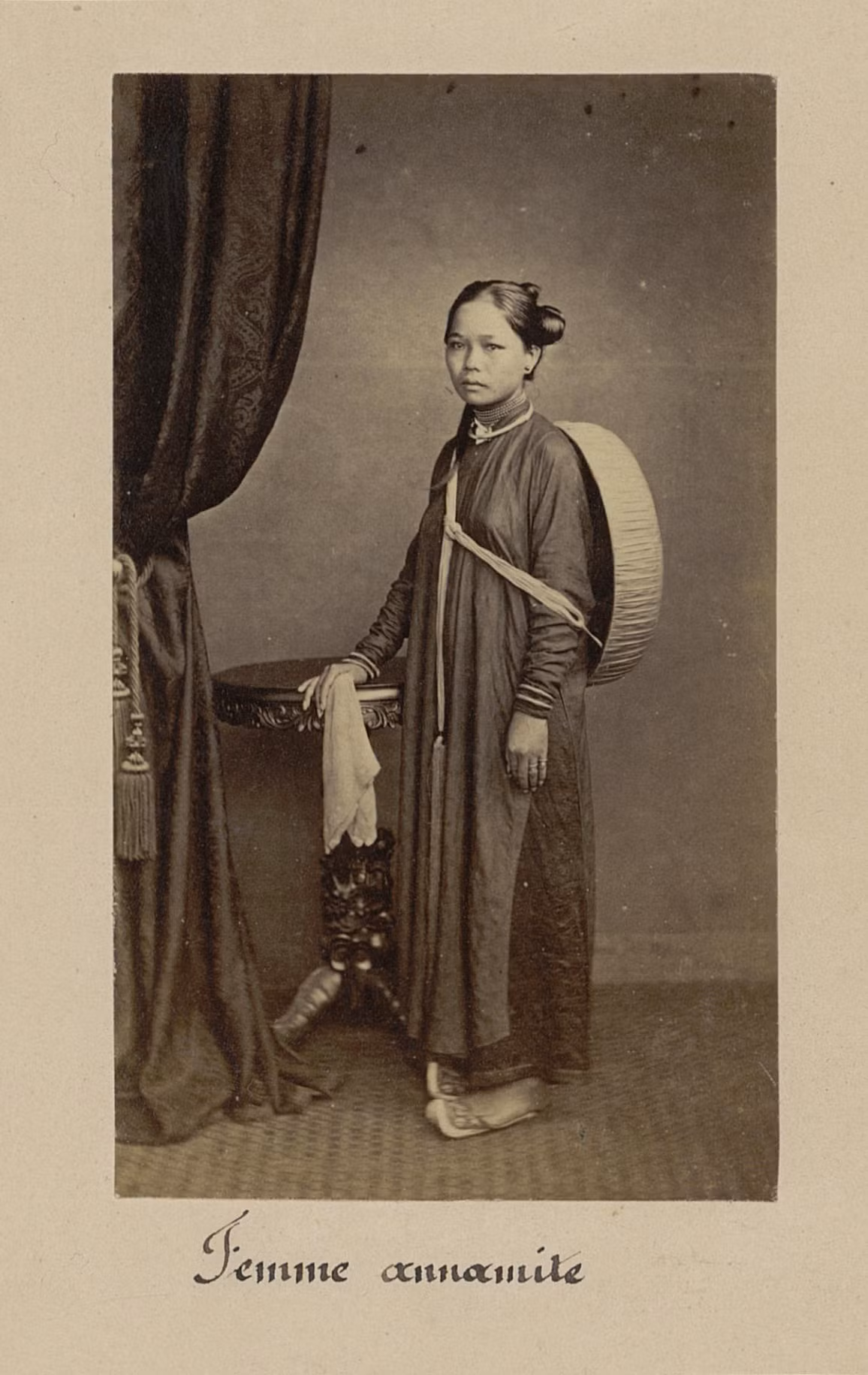 E. Gsell mất vào ngày 16/10/1879, tại Sài Gòn. Các tư liệu ảnh ông để lại được ông O.Wegener dùng, sau đó ông Vidal kế thừa. Ảnh một người phụ nữ mặc áo dài, tóc búi kiểu bánh lái, khoác phía sau lưng chiếc nón cụ.