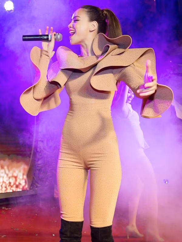 Nhiều lần vì thử sức với các outfit phá cách mà Hà Hồ thậm chí còn bị đánh giá là phản cảm.