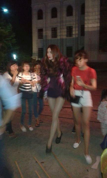 hậm chí vào năm 2015, ca sĩ 8X còn từng bị cắt phần biểu diễn vì từ chối đổi trang phục quần quá ngắn, sau lưng hở sâu trong chương trình kỷ niệm Ngày giải phóng miền Nam, thống nhất đất nước diễn ra tại TP. Bạc Liêu.