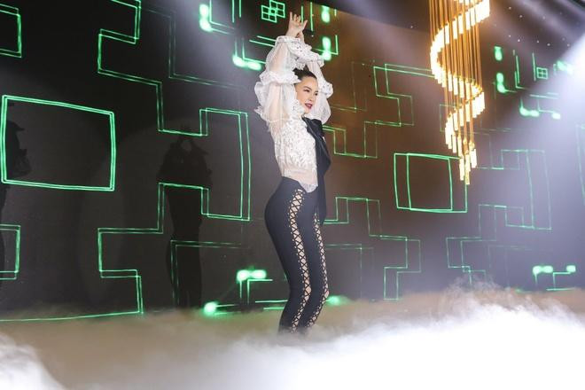 hông một item xuyên thấu hay cắt khoét kén dáng nào mà Hồ Ngọc Hà chưa từng thử qua.