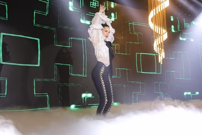 Không một item xuyên thấu hay cắt khoét kén dáng nào mà Hồ Ngọc Hà chưa từng thử qua.