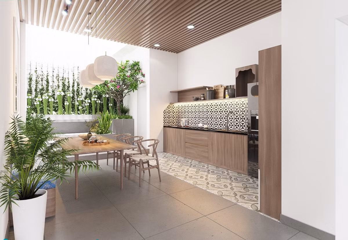 Bếp là nơi anh Thuận Đặng rất tâm đắc. Ở đây có một giếng trời trồng cây xanh, hút gió mát cho phòng khách, khử mùi phòng bếp. Anh không dùng hệ tủ cao kịch trần để không gian thoáng hơn, thay vào đó là dùng kệ gỗ mảnh.