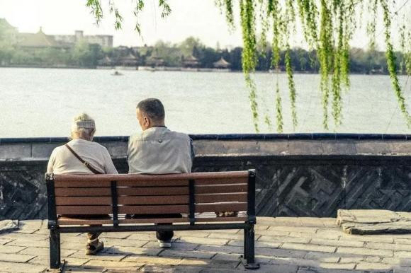  Khổ không mắng vợ. Vợ chồng là những người cùng chung sống, cùng nuôi dạy con cái, hiểu nhau và trân trọng nhau. Nhưng một số người đàn ông, một khi sống trong cảnh nghèo khó, họ sẽ đổ lỗi cho vợ, họ tin rằng vợ họ đang kìm hãm mình và mang lại vận rủi cho họ.