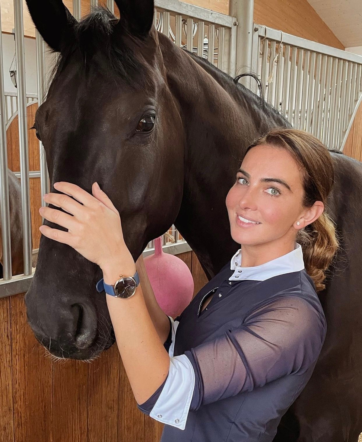 Thomas là người mua cho Lisa chú ngựa biểu diễn đầu tiên có tên Radcliffe. Lisa từng chia sẻ: "Muller biết nhiều về ngựa hơn tôi hiểu bóng đá. Anh ấy quan tâm đến ngựa và đó là lý do chúng tôi cưỡi ngựa mọi lúc có thể".