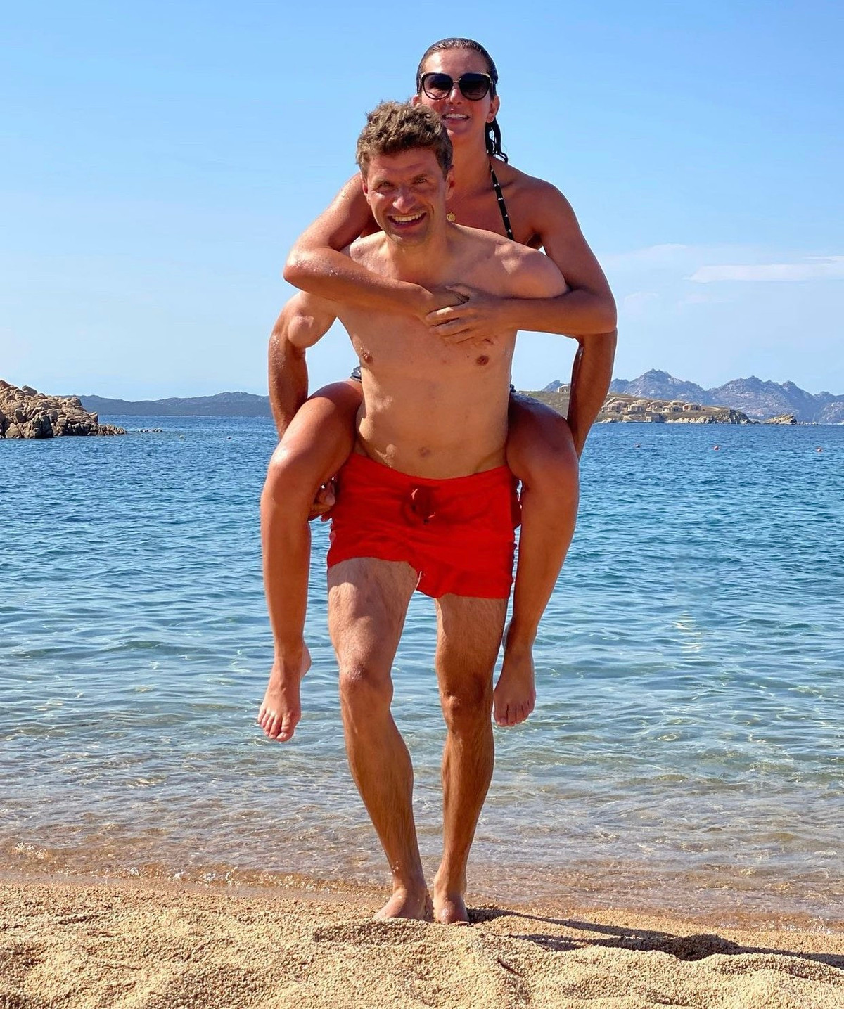 Lisa có hơn 200.000 người theo dõi trên trang cá nhân. Cô nàng chia sẻ tình yêu ngựa của mình trên trang cá nhân. Đôi lúc, sẽ là những bức hình hạnh phúc bên chồng.