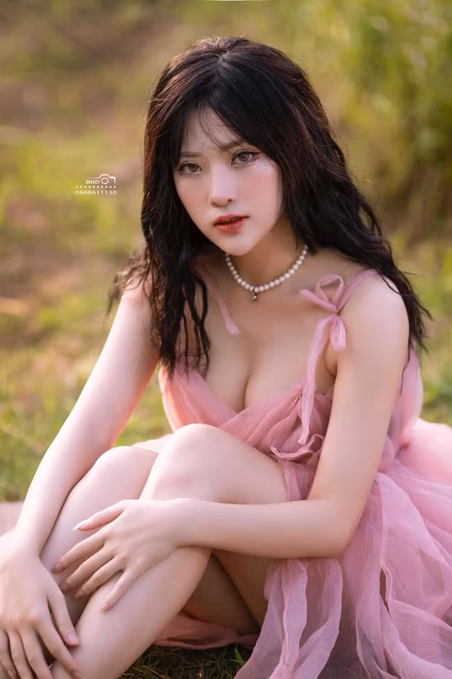 "Mình ăn uống bình thường chỉ là luôn đảm bảo lượng calo nạp vào phải ít hơn hoặc bằng lượng calo cần thiết. Nếu hôm nào ăn quá nhiều, mình sẽ tập thể dục để bớt đi. Mình không ép bản thân phải kiêng khem quá kỹ vì như vậy sẽ khiến bản thân chán nản, dễ bỏ cuộc", Uyên chia sẻ.