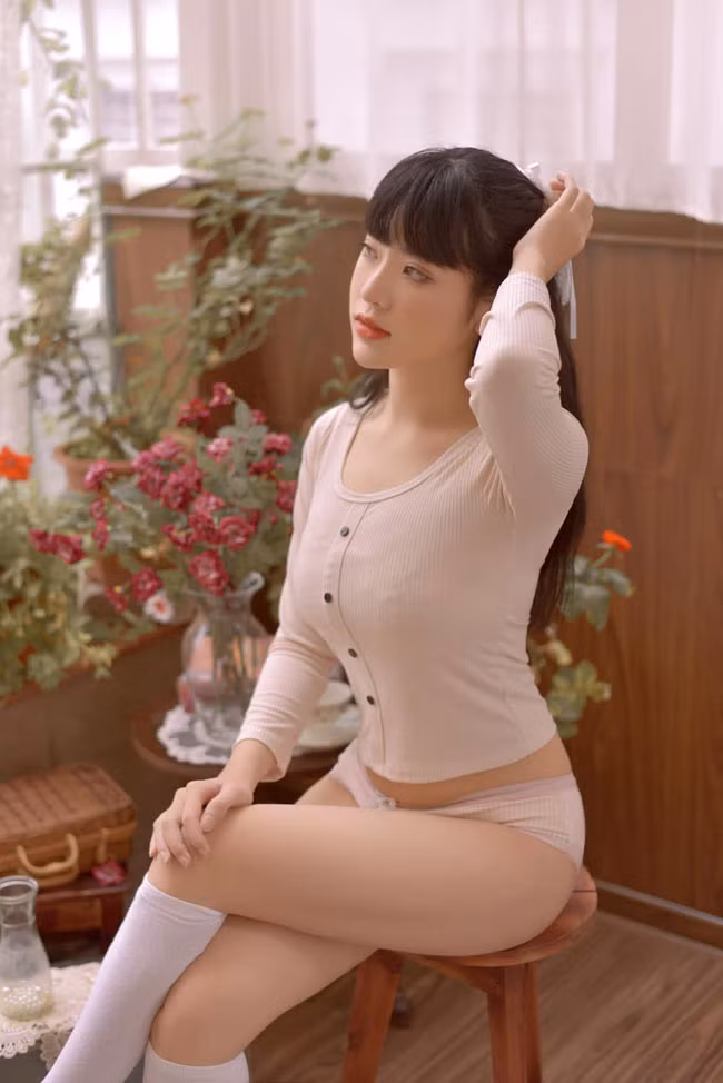 Uyên Camitie cao 1m65, nặng 50kg. Số đo ba vòng của cô nàng là 90-64-93 (cm).