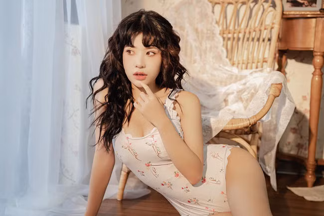 Tuy nhiên, cô nàng vẫn chăm chỉ làm mẫu ảnh, sau đó từng bước tìm cách đi theo con đường diễn xuất.