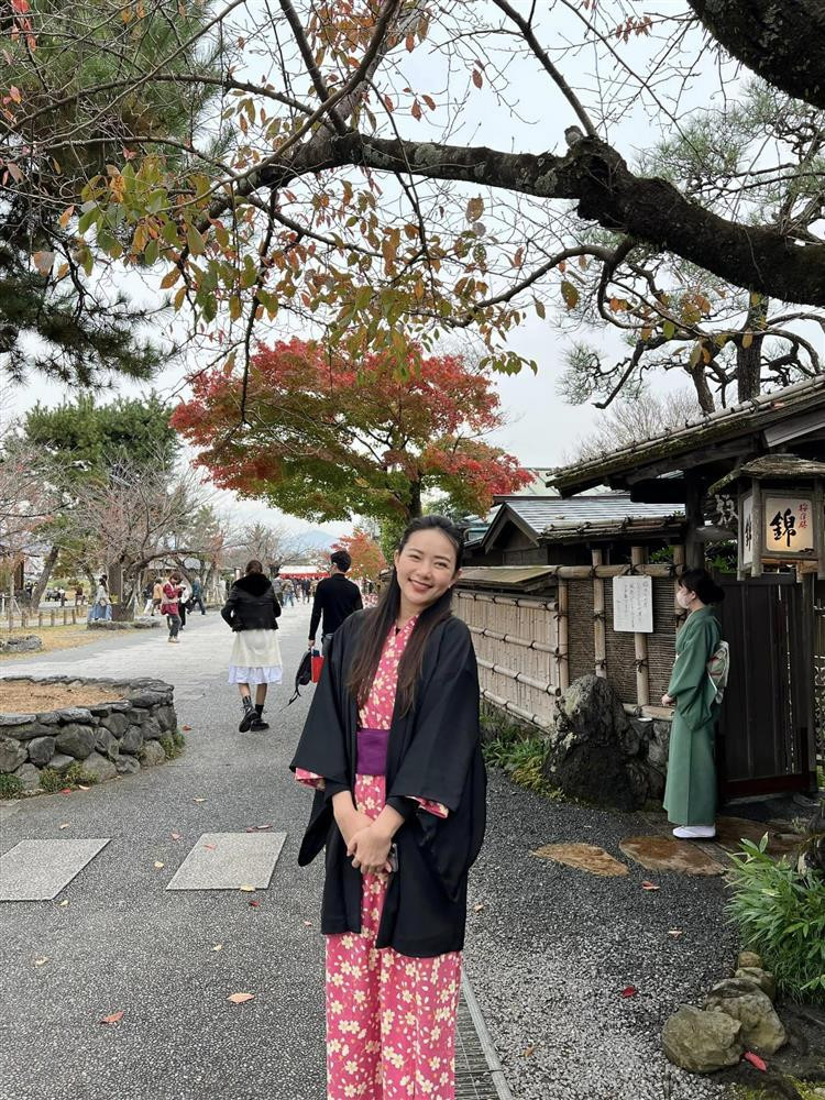 hờ vậy, ngay cả khi diện những trang phục nhiều lớp như kimono hay yukata, người đẹp sinh năm 1988 trông vẫn thanh thoát, yêu kiều.