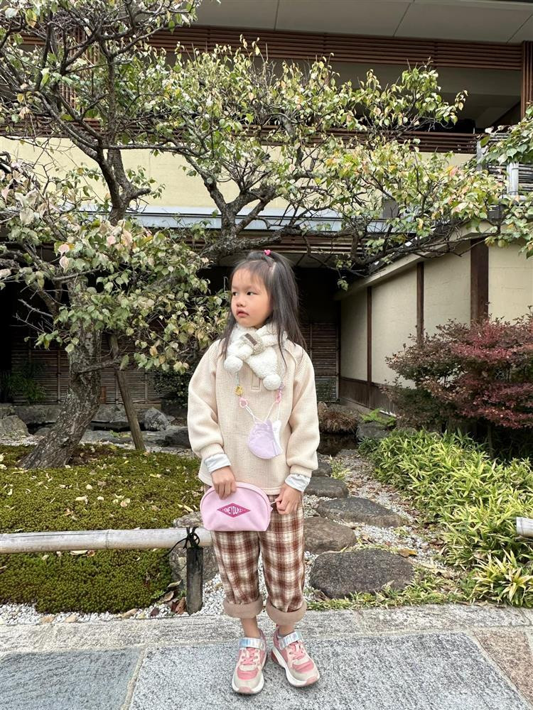 heo đại gia Đức An, con gái anh thừa hưởng gen người mẫu của mẹ nên chân dài và tự tin tạo dáng trước ống kính. Trước đây cô bé rất ngại chụp ảnh nhưng càng lớn càng thay đổi, trở nên dạn dĩ hơn.