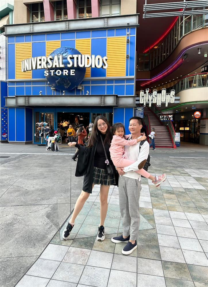 rong chuyến đi du lịch Nhật Bản cùng chồng đại gia và con gái, Phan Như Thảo không ngại mặc chân váy siêu ngắn khoe đôi chân thon dài cực phẩm.