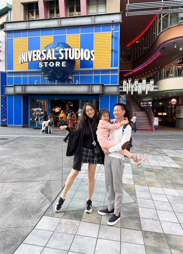 Trong chuyến đi du lịch Nhật Bản cùng chồng đại gia và con gái, Phan Như Thảo không ngại mặc chân váy siêu ngắn khoe đôi chân thon dài cực phẩm.