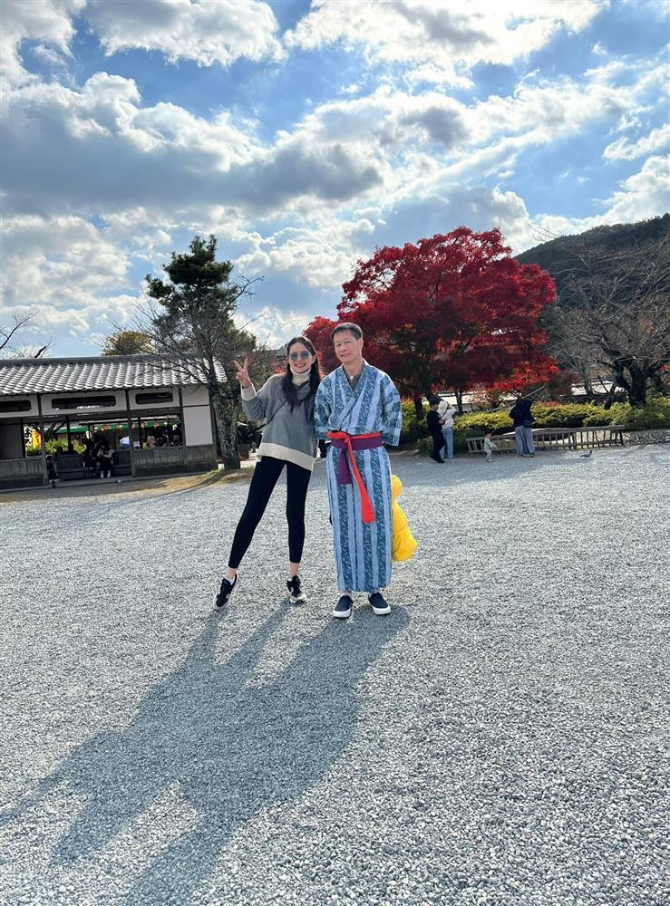 ù không lên đồ hoành tráng hay dát hàng hiệu kín người, chân dài gốc Cà Mau vẫn thu hút mọi ánh nhìn với sự tươi tắn và rạng rỡ trong mọi khung hình.