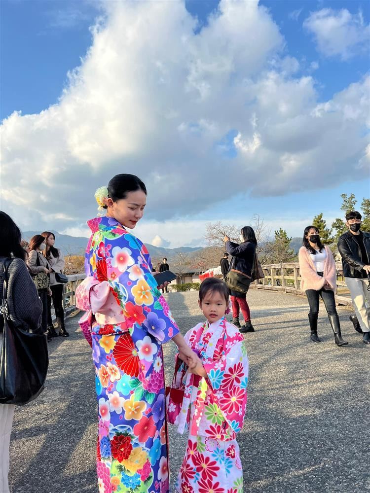 é Bồ Câu cũng được nhận những lời khen có cánh khi chụp cùng bố mẹ.