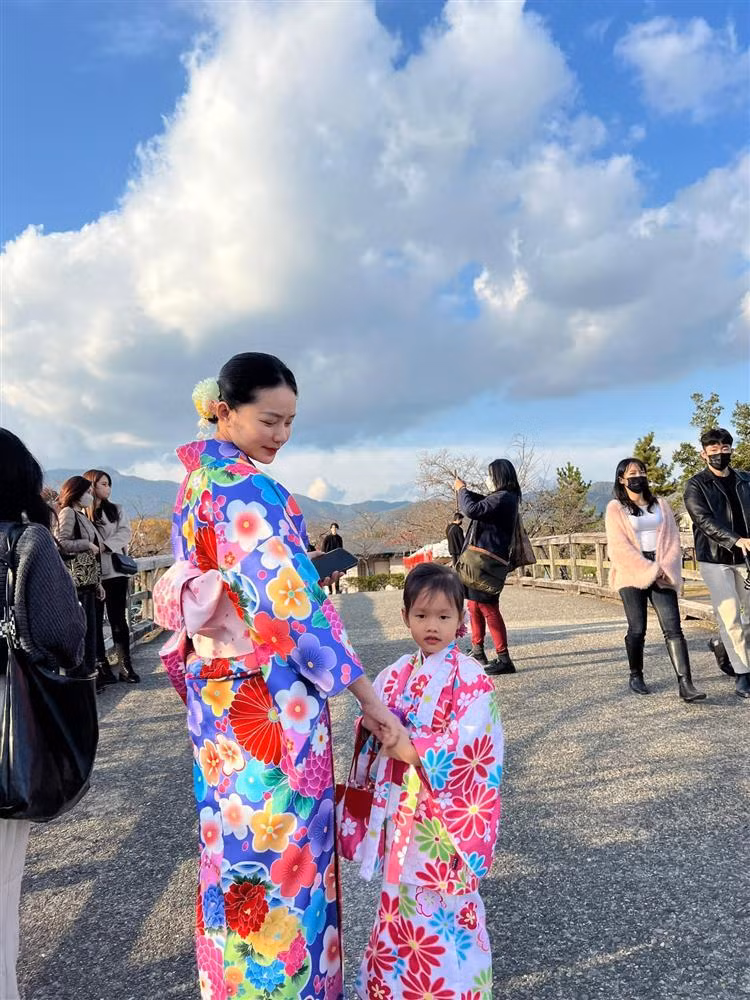 Bé Bồ Câu cũng được nhận những lời khen có cánh khi chụp cùng bố mẹ.