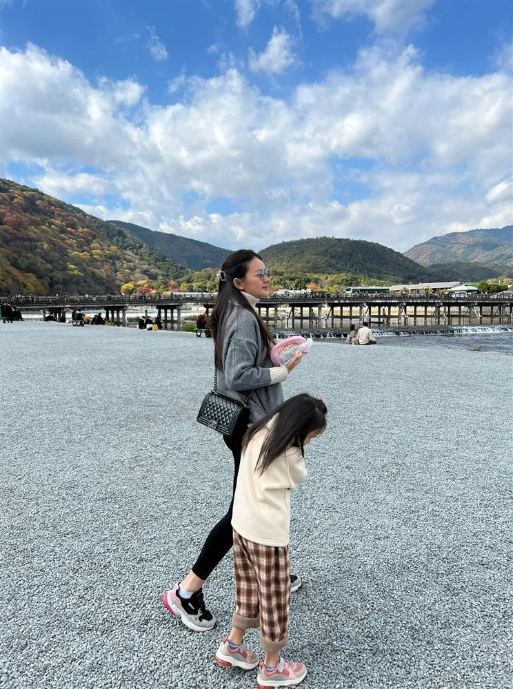 hành quả kiêng khem suốt nhiều tháng đã mang đến trái ngọt là body nhẹ nhàng, thanh thoát hơn hẳn cho nàng cựu người mẫu.