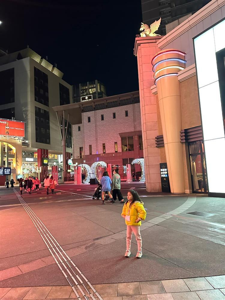 é có quan điểm riêng về cách ăn mặc, thường tự đưa ra quyết định khi chọn trang phục.