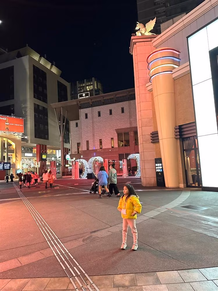 Bé có quan điểm riêng về cách ăn mặc, thường tự đưa ra quyết định khi chọn trang phục.