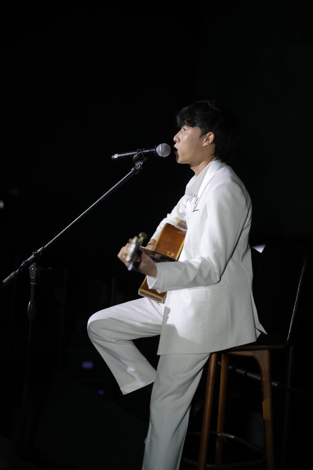 "Soái ca" gen Z khuynh đảo giới trẻ với loạt "hit" tự sáng tác ảnh 3