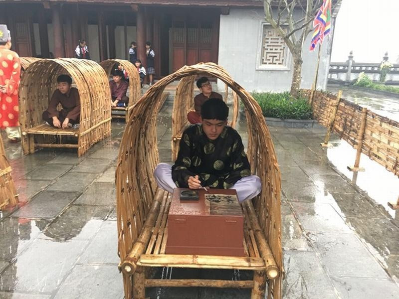 Theo sách "Khâm định Đại Nam hội điển sự lệ", sĩ tử ngày xưa làm bài vào quyển thi đã được chuẩn bị sẵn từ trước. Theo quy định thời Nguyễn, mấy tháng trước kỳ thi Hương, thí sinh phải nộp quyển cho quan Đốc học tỉnh nhà để ghi tên đi thi. Khi quan trường gọi đúng tên, thí sinh phải “dạ” thật to rồi vào cổng trường thi để nhận lại quyển thi. Vào trường thi, sĩ tử tìm chỗ cắm lều, đặt chõng, đến khi sáng thì chuẩn bị làm bài thi.