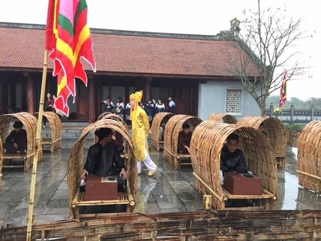 Theo sách "Những người thầy trong sử Việt", thông thường, kỳ thi Đình chọn ra người đỗ đầu sẽ do đích thân vua ra đề và chấm thi. Sau khi thí sinh làm xong, bài thi sẽ được rọc phách, vua chấm bài nhưng cũng không biết của ai. Kết quả chỉ có sau khi vua chấm xong, quan trường thi gán phách để tìm ra những người đỗ cao nhất.