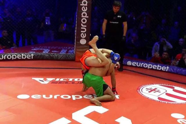 Roi vao the kho, vo si Georgia van gianh chien thang knock-out