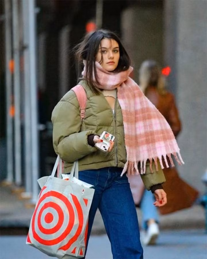 Cô không ngại nhìn thẳng vào ống kính phóng viên. Dù luôn được giới săn ảnh để ý, Suri không có thái độ tiêu cực, khó chịu với họ.