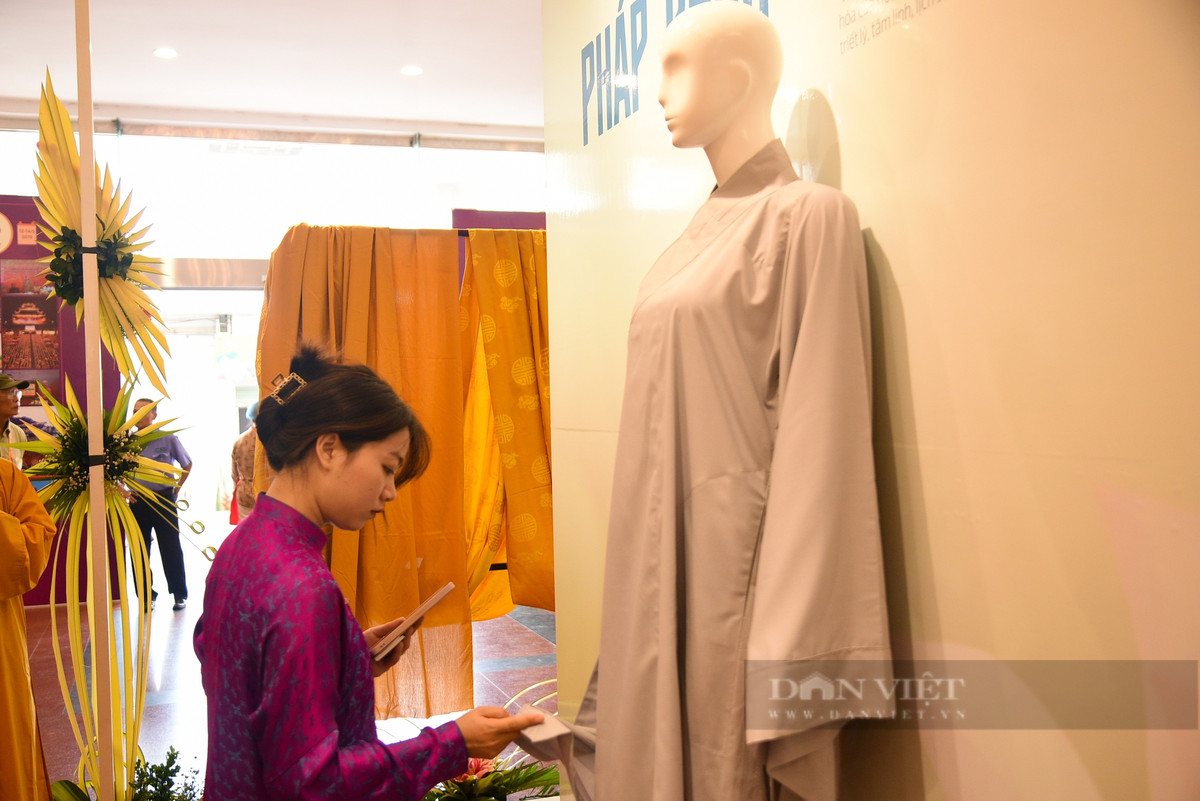 Những bộ trang phục mặc hàng ngày của các tăng, ni cũng được trưng bày tại triển lãm lần này.