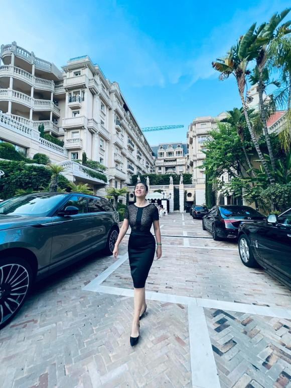 Kim Thư lên đồ dạo phố Châu Âu, trẻ đẹp như gái 18 dù U50 - Hình 12 Kim Thu len do dao pho Chau Au, tre dep nhu gai 18 du U50-Hinh-12