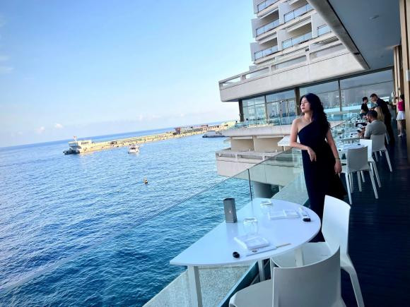 Kim Thư lên đồ dạo phố Châu Âu, trẻ đẹp như gái 18 dù U50 - Hình 16 Kim Thu len do dao pho Chau Au, tre dep nhu gai 18 du U50-Hinh-16