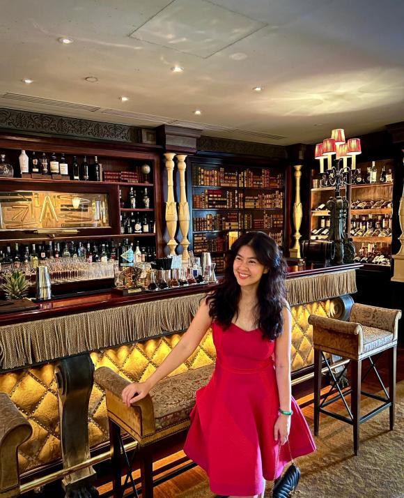 Kim Thư lên đồ dạo phố Châu Âu, trẻ đẹp như gái 18 dù U50 - Hình 6 Kim Thu len do dao pho Chau Au, tre dep nhu gai 18 du U50-Hinh-6