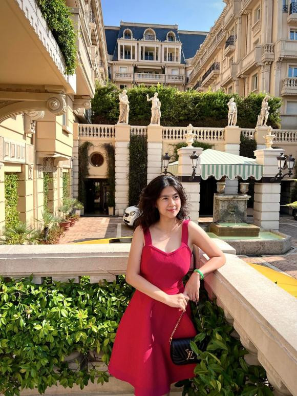 Kim Thư lên đồ dạo phố Châu Âu, trẻ đẹp như gái 18 dù U50 - Hình 3 Kim Thu len do dao pho Chau Au, tre dep nhu gai 18 du U50-Hinh-3