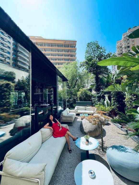 Kim Thư lên đồ dạo phố Châu Âu, trẻ đẹp như gái 18 dù U50 - Hình 7 Kim Thu len do dao pho Chau Au, tre dep nhu gai 18 du U50-Hinh-7