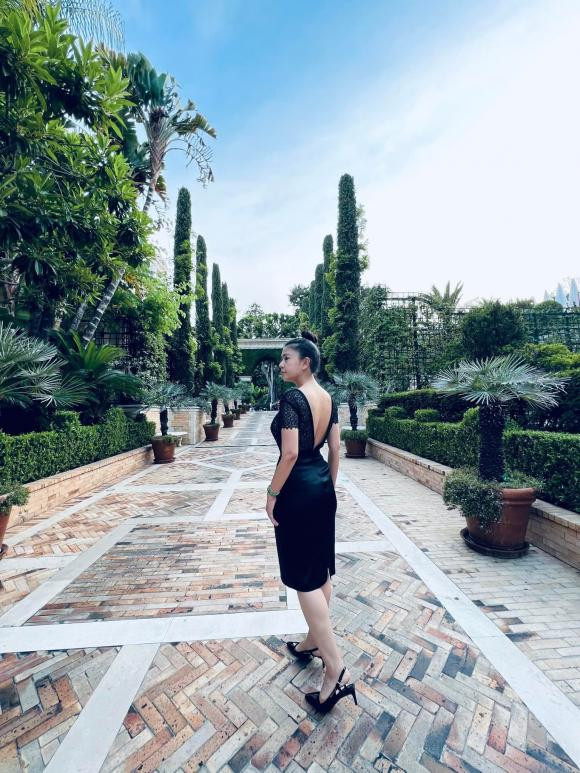 Kim Thư lên đồ dạo phố Châu Âu, trẻ đẹp như gái 18 dù U50 - Hình 13 Kim Thu len do dao pho Chau Au, tre dep nhu gai 18 du U50-Hinh-13