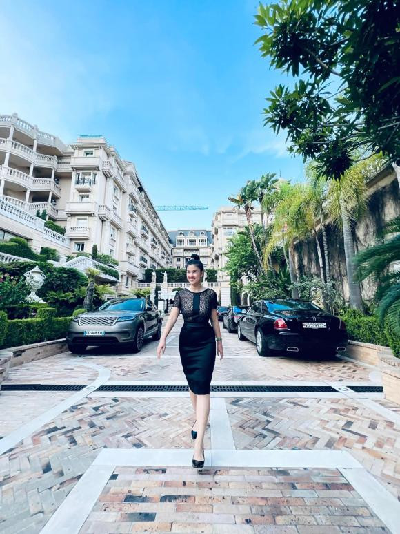 Kim Thư lên đồ dạo phố Châu Âu, trẻ đẹp như gái 18 dù U50 - Hình 11 Kim Thu len do dao pho Chau Au, tre dep nhu gai 18 du U50-Hinh-11