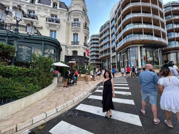 Kim Thư lên đồ dạo phố Châu Âu, trẻ đẹp như gái 18 dù U50 - Hình 15 Kim Thu len do dao pho Chau Au, tre dep nhu gai 18 du U50-Hinh-15