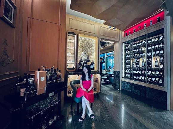 Kim Thư lên đồ dạo phố Châu Âu, trẻ đẹp như gái 18 dù U50 - Hình 8 Kim Thu len do dao pho Chau Au, tre dep nhu gai 18 du U50-Hinh-8