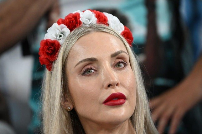 Ánh mắt hút hồn cánh mày râu.